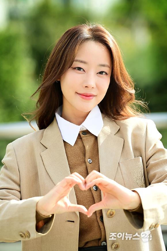  가수 고우리가 서울 중구 중림동 조이뉴스24에서 진행된 인터뷰에 앞서 포즈를 취하고 있다. [사진=정소희 기자]