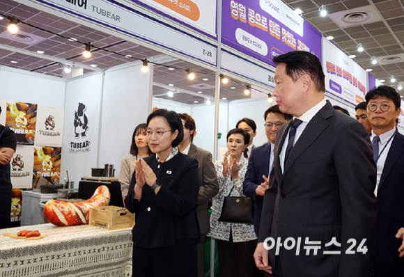 한성숙 국무총리와 최태원 대한상공회의소 회장 등이 21일 서울 강남구 코엑스에서 열린 '제3회 대한민국 사회적가치 페스타'에서 전시장을 둘러보고 있다. [사진=곽영래 기자]