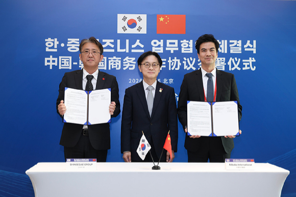 5일 중국 베이징에서 신세계그룹과 알리바바가 업무협약을 맺고 기념촬영을 하고 있다.(왼쪽부터 박종훈 신세계그룹 이마트부문기획전략본부 본부장, 김정관 산업통상부 장관, 제임스 동 알리바바 인터내셔널 마켓플레이스 사장) [사진=신세계그룹]