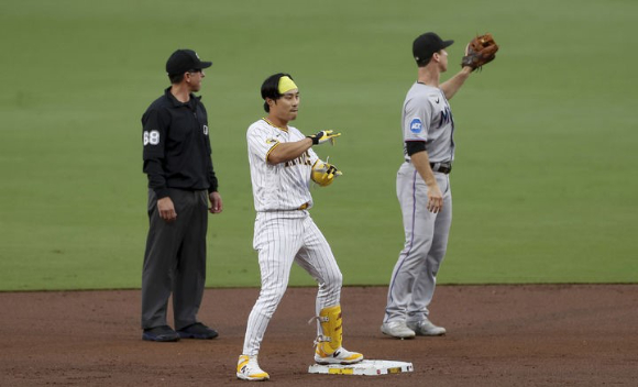 MLB 샌디에이고 김하성이 22일(한국시간) 열린 마이애미와 홈 경기 1회말 첫 타석에서 안타로 출루한 뒤 더블 스틸로 2루까지 간 뒤 더그아웃을 향해 세리머니하고 있다. [사진=뉴시스]