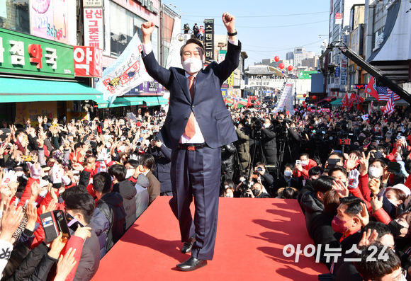 윤석열 국민의힘 대선 후보가 24일 오후 경기도 수원시 팔달문에서 열린 "국민과 원팀" 경기도 수원 집중유세에서 지지 호소를 하고 있다. [사진=김성진 기자]