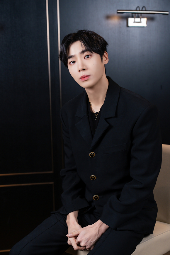 배우 추영우가 영화 '오늘 밤, 세계에서 이 사랑이 사라진다 해도' 인터뷰에 앞서 포즈를 취하고 있다. [사진=(주)바이포엠스튜디오]