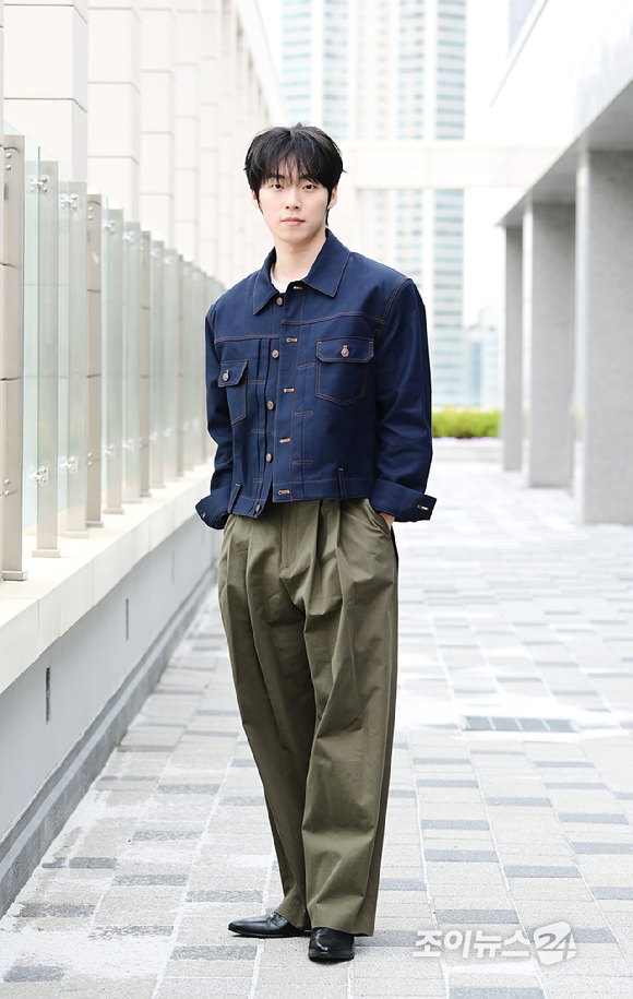 영화 '살목지'에서 열연한 배우 윤재찬이 서울 영등포구 조이뉴스24에서 진행된 인터뷰에 앞서 포즈를 취하고 있다. [사진=정소희 기자]