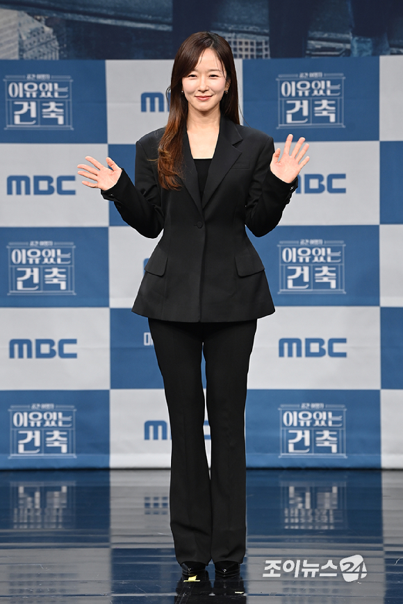 박선영 아나운서가 21일 오후 서울 마포구 상암동 MBC에서 열린 MBC 새 교양프로그램 '이유 있는 건축-공간 여행자' 제작발표회에 참석해 포즈를 취하고 있다. [사진=문수지 기자]