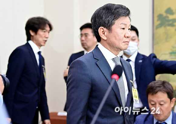 정몽규 대한축구협회장과 홍명보 축구 국가대표팀 감독이 24일 서울 여의도 국회에서 열린 문화체육관광위원회의 대한축구협회 등에 대한 현안질의에 참석하고 있다. [사진=곽영래 기자]