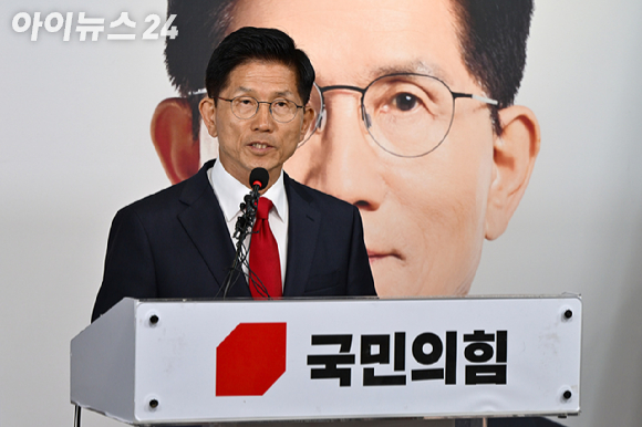 김문수 국민의힘 대선 후보가 4일 서울 여의도 당사에서 대선 결과에 승복하는 기자회견을 하고 있다. [사진=정소희 기자]