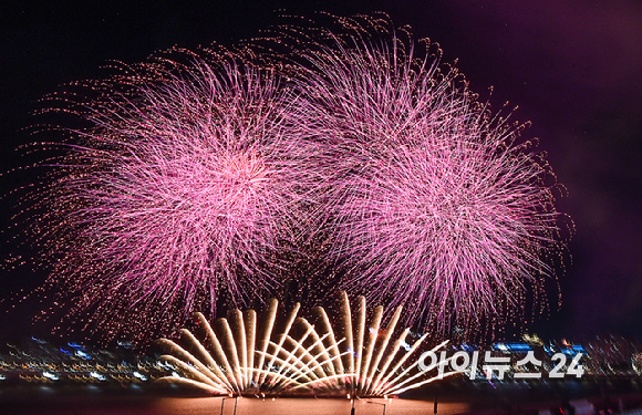 '2026 서울세계불꽃축제'가 5일 서울 여의도 한강공원 일대에서 열린 가운데 화려한 불꽃이 밤하늘을 장식하고 있다. [사진=곽영래 기자]