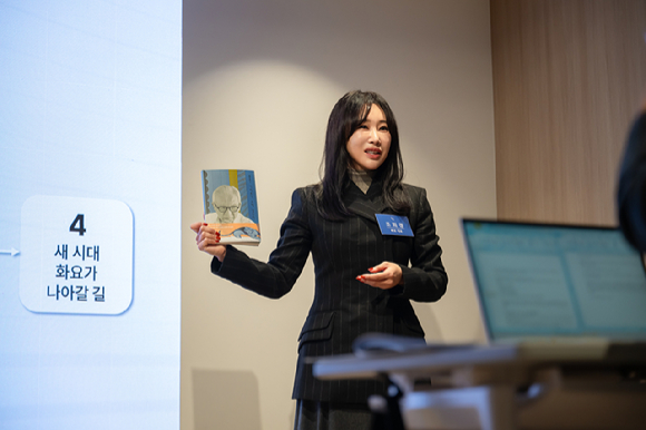 조희경 화요 대표가 지난 1일 경기도 여주시 화요 제2공장에서 열린 '화요 창립 22주년 기자간담회'에서 그룹 비전을 설명하고 있다. [사진=화요그룹]