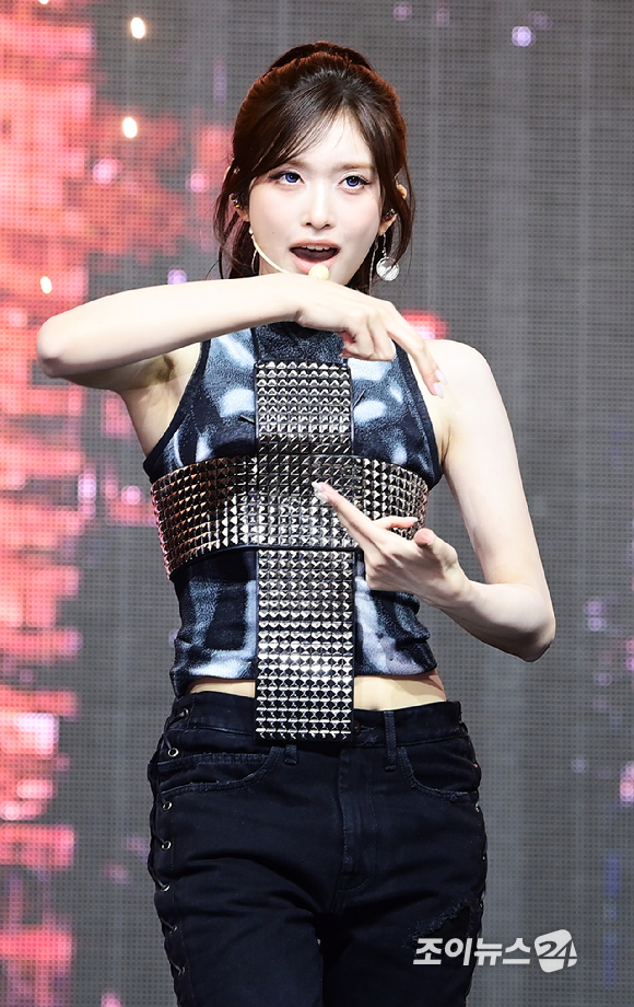 그룹 아이브 이서가 23일 오후 서울 광진구 광장동 예스24라이브홀에서 열린 아이브(IVE) 정규 2집 '리바이브 플러스'(REVIVE+) 발매 기념 쇼케이스에서 '블랙홀' 무대를 선보이고 있다. [사진=정소희 기자]