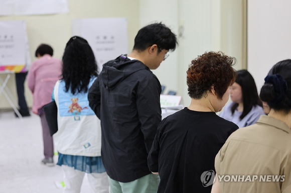 6&middot;3 지방선거 및 국회의원 재&middot;보궐선거 사전투표 둘째 날인 30일 오전 울산 중구건강지원센터에 마련된 다운동 사전투표소에서 유권자들이 투표를 위해 본인 확인을 받고 있다. 2026.5.30 [사진=연합뉴스]