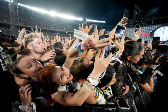 9일(현지시각) 아르헨티나 부에노스아이레스의 모뉴멘탈 스타디움에서 열린 미국 팝스타 테일러 스위프트의 '에라스 투어' 콘서트를 찾은 팬들이 열광하고 있다. [사진=뉴시스]