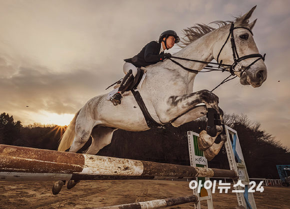 2026 병오년(丙午年) '붉은 말의 해'를 앞둔 10일 경기도 고양시 서삼릉 인근 원당종마목장에서 한국마사회 승마단 방시레 선수가 말과 함께 떠오르는 햇살을 가르며 힘찬 도약을 펼치고 있다. [사진=정소희 기자]
