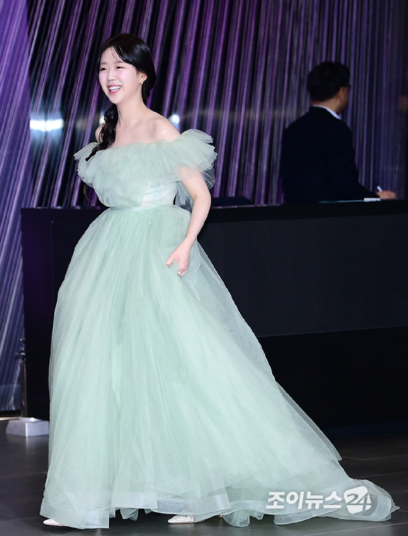 '런닝맨' 지예은이 30일 오후 서울 마포구 상암동 SBS 프리즘타워에서 열린&nbsp;2025 SBS 연예대상&nbsp;레드카펫 행사에 참석하고 있다. [사진=정소희 기자]