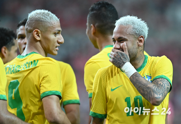 2일 오후 서울월드컵경기장에서 열린 2002 한일월드컵 20주년 기념 대한민국과 브라질의 친선경기가 열렸다. 브라질 네이마르가 페널티킥을 넣은 후 기뻐하고 있다. [사진=김성진 기자]