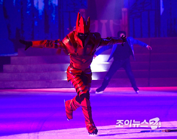 피겨선수 이시형이 23일 오후 서울 목동아이스링크에서 열린 뮤지컬 '나 혼자만 레벨업 on ICE' 프레스콜에서 포토타임을 갖고 있다. [사진=정소희 기자]