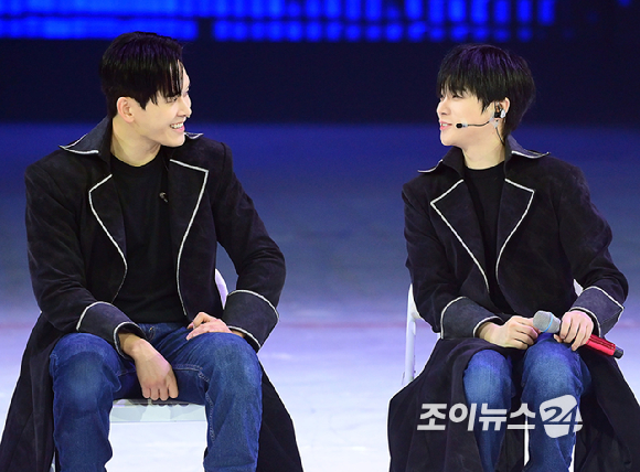 배우 이호원(호야)과 김진환(아이콘)이 23일 오후 서울 목동아이스링크에서 열린 뮤지컬 '나 혼자만 레벨업 on ICE' 프레스콜에서 기자간담회를 갖고 있다.