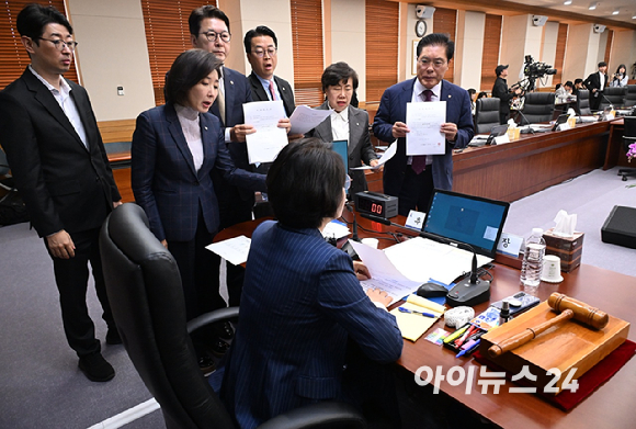 국민의힘 의원들이 15일 오전 서울 서초구 대법원에서 열린 전체회의에서 '이재명 대통령의 공직선거법위반 사건에 대한 대법원 전원합의체 관련 서류 제출 요구의 건' 처리에 반발하고 있다. [사진=국회사진기자단]