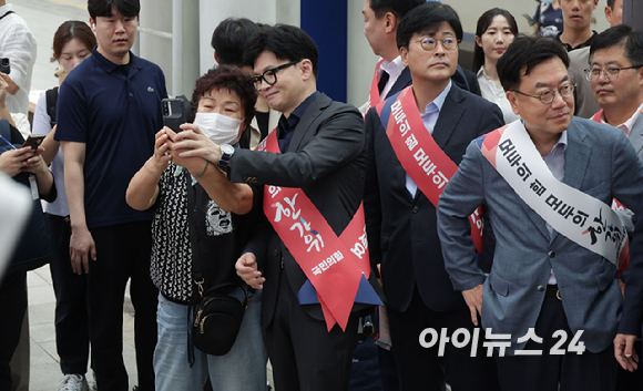 추석연휴가 시작되는 13일 오전 국민의힘 한동훈 대표, 추경호 원내대표 등 지도부가 서울역에서 귀성객에게 인사를 하고 있다. [사진=정소희 기자]