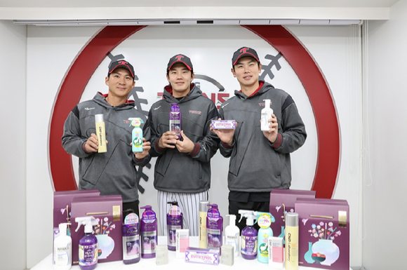 LG생활건강은 지난 10일 프로야구 LG트윈스 선수단에게 특별 선물세트를 전달했다. 사진은 오지환(왼쪽), 임찬규(가운데), 홍창기 선수. [사진=LG생활건강]