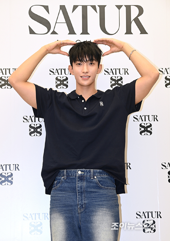 세븐틴 도겸이 10일 오전 서울 중구 명동에서 열린 세터(SATUR) 아카이브 명동 매장 오픈 기념 포토월에서 포즈를 취하고 있다. [사진=곽영래 기자]
