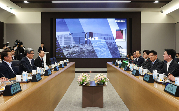 국민의힘 김문수 대선 후보가 26일 경기 평택시 삼성전자 평택캠퍼스를 방문해 간담회를 갖고 인사말을 하고 있다. [사진=연합뉴스]