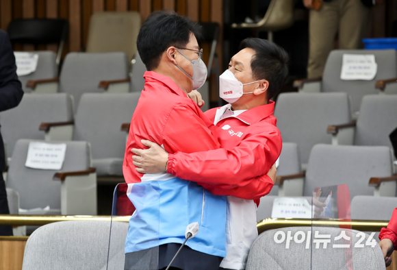 국민의힘 김기현 원내대표(오른쪽)가 11일 서울 여의도 국회에서 열린 원내대책회의에서 장제원 의원과 인사하고 있다. [사진=김성진 기자]