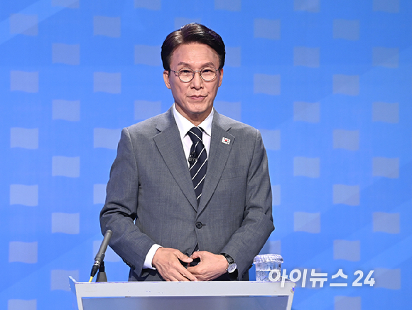 김민석 더불어민주당 당대표 후보가 12일 서울 목동 SBS에서 열린 당대표 후보자 토론회를 준비하고 있다. [사진=곽영래 기자]