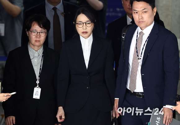 윤석열 전 대통령 부인 김건희 씨가 12일 오후 서울 서초구 서울중앙지방법원에서 열린 구속 전 피의자 심문(영장실질심사)을 마치고 법원을 나서고 있다. [사진=사진공동취재단]