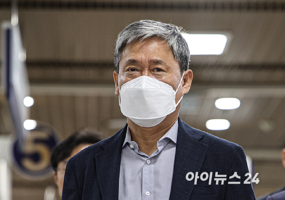 드라마 제작사 '바람픽쳐스'를 고가에 인수해 회사에 손해를 입힌 혐의로 기소돼 1심에서 무죄를 선고받은 김성수 전 카카오엔터테인먼트 대표가 11일 오전 서울 서초구 서울고등법원에서 열린 선고 공판에 출석하고 있다. [사진=사진공동취재단 ]