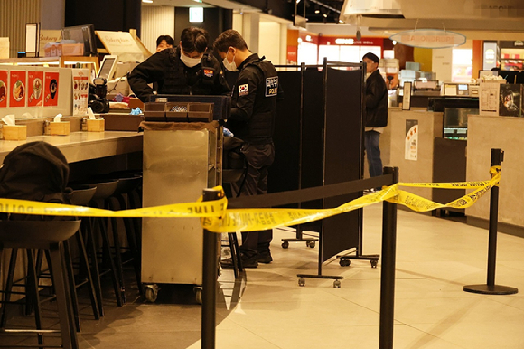 30일 저녁 대전 서구 한 백화점 식당가에서 흉기 난동이 발생해 경찰 과학수사대가 범행 현장에서 증거를 보존하고 있다. 2026.04.30 [사진=연합뉴스]