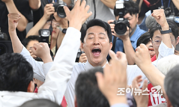국민의힘 오세훈 서울시장 후보가 제9회 전국동시지방선거일 다음날인 4일 서울 종로구 대왕빌딩에 마련된 선거사무소에서 입장을 밝힌 뒤 기뻐하고 있다. [사진=곽영래 기자]