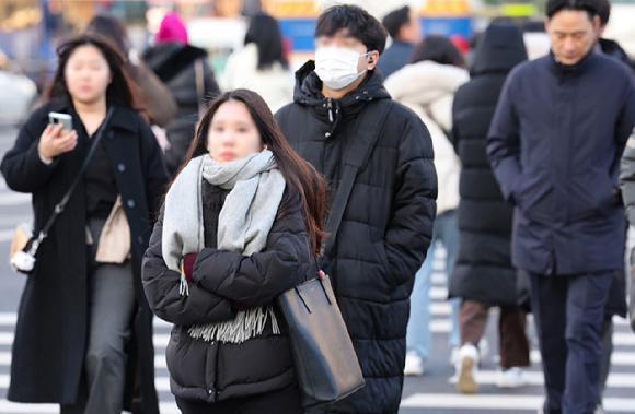  지난 16일 오전 서울 종로구 세종대로 사거리에서 두꺼운 옷차림의 시민들이 발걸음을 재촉하고 있다. [사진=뉴시스]