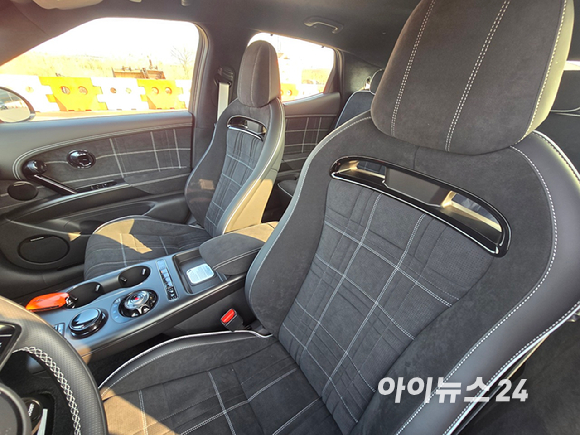 한국교통안전공단 내에서 진행한 제네시스 'GV60 마그마' 드래그 레이싱 모습. [사진=김종성 기자]