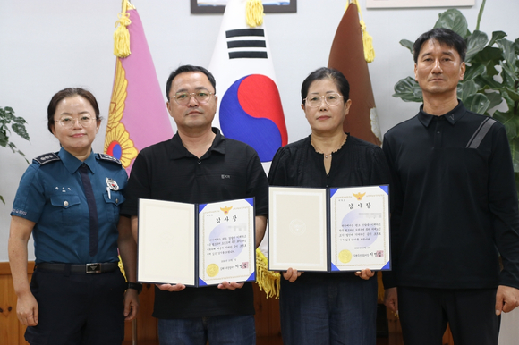김해중부경찰서, 시민들에 감사장 전달 [사진=김해중부경찰서]