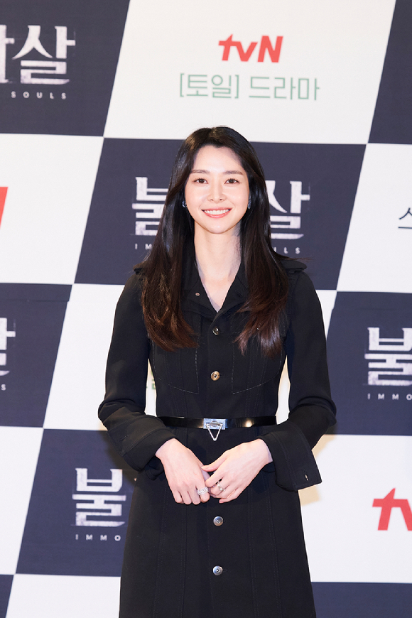 배우 권나라가 15일 온라인으로 진행된 tvN 새 토일드라마 '불가살' 제작발표회에 참석해 포즈를 취하고 있다. [사진=tvN]