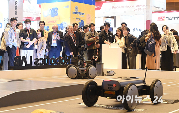 4일 오전 서울 강남구 코엑스에서 열린 2026 스마트공장&middot;자동화산업전(AW2026)에서 현대자동차그룹 로보틱스랩의 모베드(MobED)의 시연이 진행되고 있다. [사진=곽영래 기자]