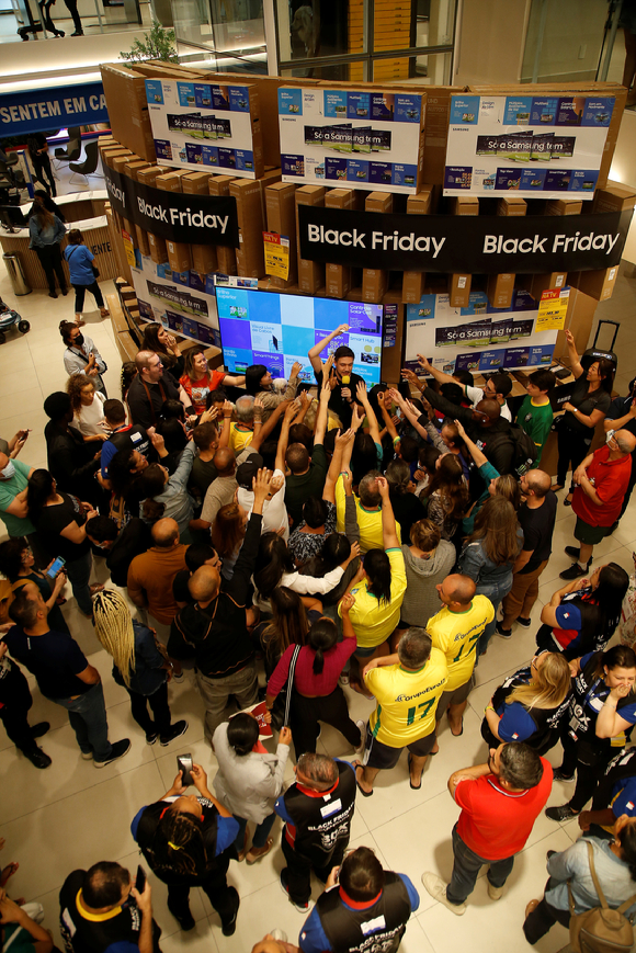 삼성전자가 25일 블랙프라이데이를 맞이해 마련한 브라질 상파울루시 매장에 삼성 TV 제품을 구매하기 위해 사람들이 몰려있다. [사진=삼성전자]