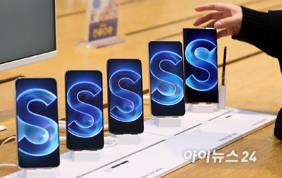 2022년 2월 10일 서울 서초구 삼성 딜라이트에 갤럭시 S22 시리즈 총 3종 (기본형&middot;플러스&middot;울트라)이 전시되고 있다. [사진=정소희 기자]