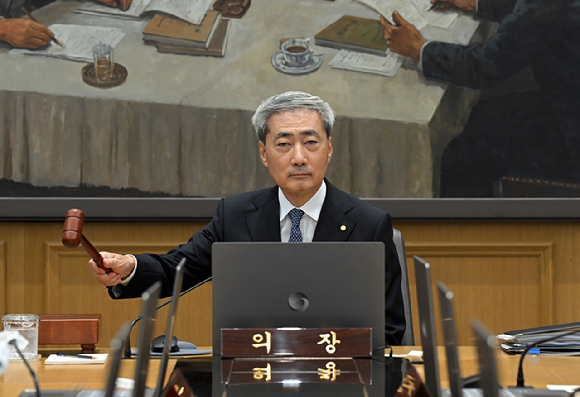 신현송 한국은행 총재가 27일 오전 서울 중구 한국은행에서 열린 금융통화위원회 본회의에 참석해 의사봉을 두드리고 있다. [사진=사진공동취재단]