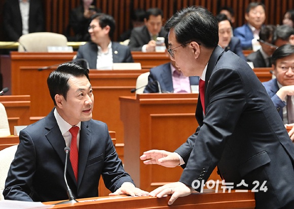 국민의힘 장동혁 대표와 송언석 원내대표가 6일 서울 여의도 국회에서 열린 의원총회에서 대화하고 있다. [사진=곽영래 기자]
