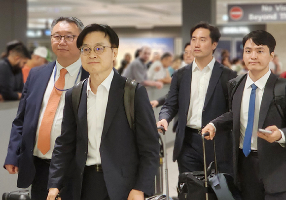 조현 외교부 장관이 이재명 대통령과 도널드 트럼프 미국 대통령의 한미 정상회담을 사흘 앞둔 22일(현지시간) 미국 워싱턴에서 마르코 루비오 미국 국무장관 겸 국가안보보좌관과 만나 기념촬영을 하고 있다. [사진=연합뉴스]