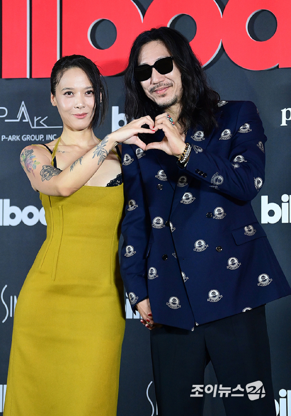 가수 윤미래와 타이거JK 부부가 27일 오후 서울 장충동 신라호텔에서 진행된 'Billboard K POWER 100' 이벤트 포토월 행사에 참석하고 있다. [사진=정소희 기자]