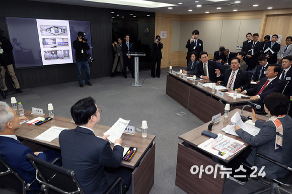 국회 윤석열 정권 정치검찰 조작기소 의혹 진상규명을 위한 국정조사 특별위원회가 9일 서울중앙지검에 대한 현장조사에 나선 가운데 서영교 위원장과 신동욱, 송석준 위원이 설전을 벌이고 있다. [사진=국회사진기자단]