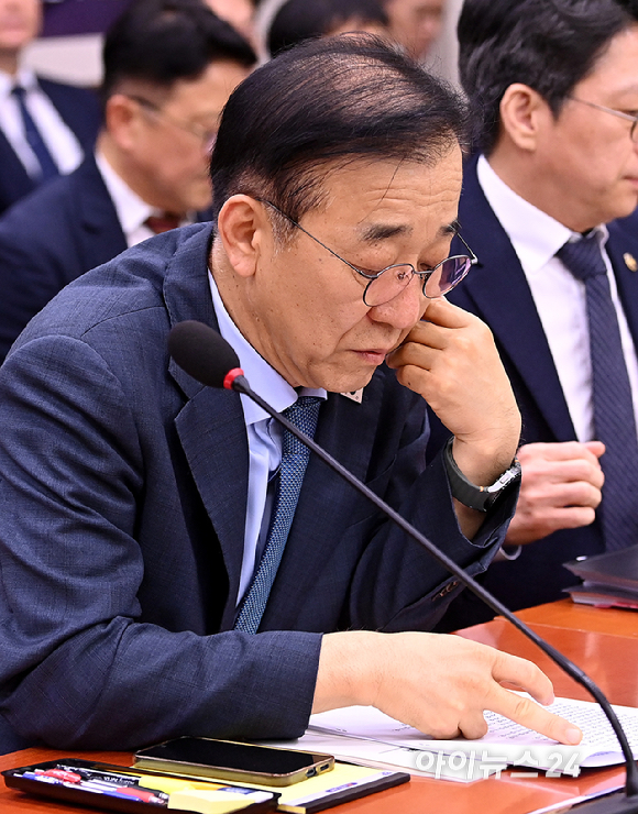 김윤덕 국토교통부 장관이 11일 서울 여의도 국회에서 열린 국토교통위원회 전체회의에서 자료를 살펴보고 있다. [사진=곽영래 기자]