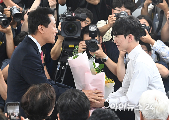 국민의힘 오세훈 서울시장 후보가 제9회 전국동시지방선거일 다음날인 4일 서울 종로구 대왕빌딩에 마련된 선거사무소에서 꽃다발을 받고 있다. [사진=곽영래 기자]