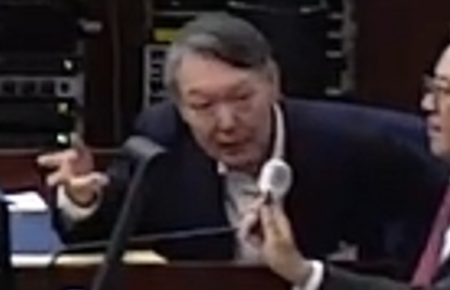 2&middot;3 비상계엄 관련 내란 우두머리 혐의로 기소된 윤석열 전 대통령이 13일 서울 서초구 서울중앙지방법원 417호 형사대법정에서 열린 내란 우두머리 혐의 결심공판에 출석해 변호인들과 대화를 나누고 있다.[서울중앙지법 제공. 재판매 및 DB 금지] [사진=연합뉴스]