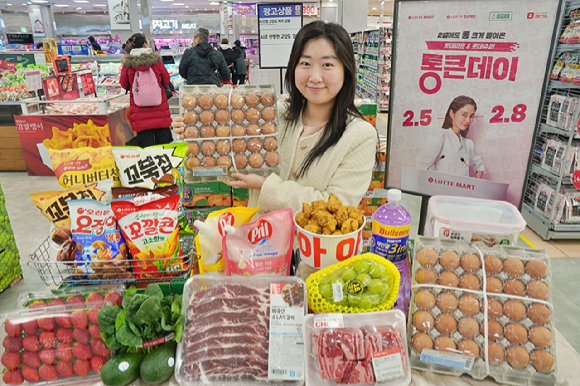 모델이 롯데마트 '통큰데이' 할인 품목을 소개하고 있다. [사진=롯데마트]