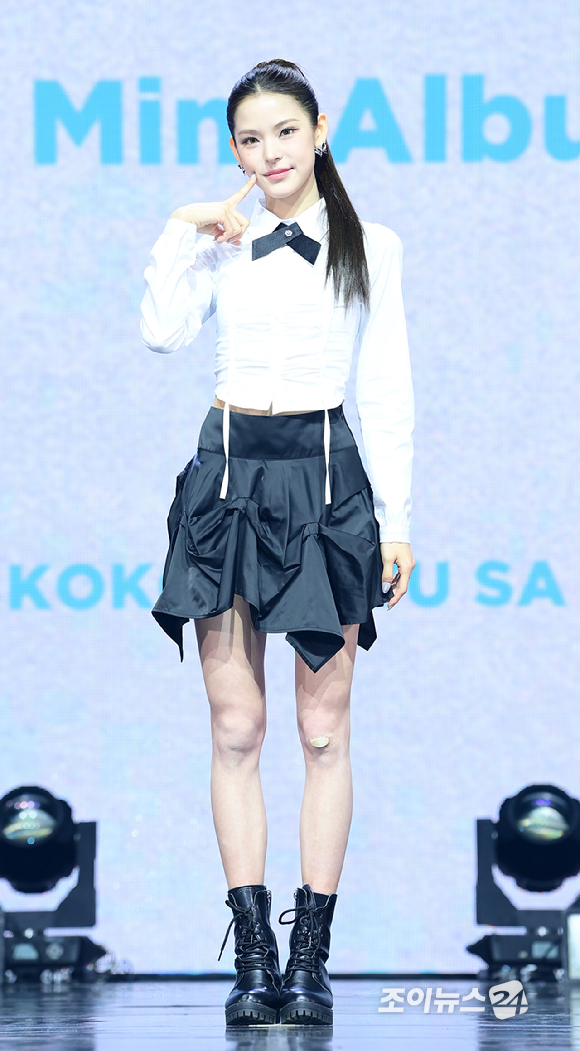 그룹 이즈나 마이가 25일 오후 서울 광진구 광장동 예스24라이브홀에서 열린 izna(이즈나) 미니 1집 'N/a' 발매 기념 데뷔 쇼케이스에 참석해 포토타임을 갖고 있다. [사진=정소희 기자]