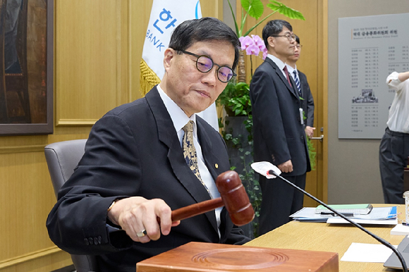  이창용 한국은행 총재가 10일 오전 서울 중구 한국은행에서 열린 금융통화위원회에서 의사봉을 두드리고 있다. [사진=한국은행 공동취재단] 