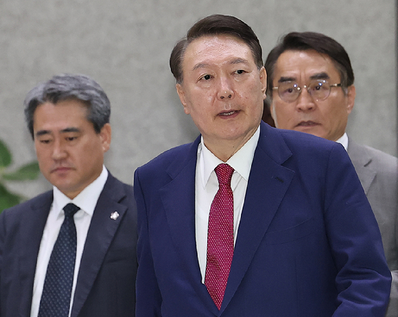 윤석열 전 대통령이 5일 내란 특검 2차 조사를 마치고 조은석 특별검사팀 사무실이 있는 서울 서초구 서울고검을 나서고 있다. 2025.7.6 [사진=연합뉴스]